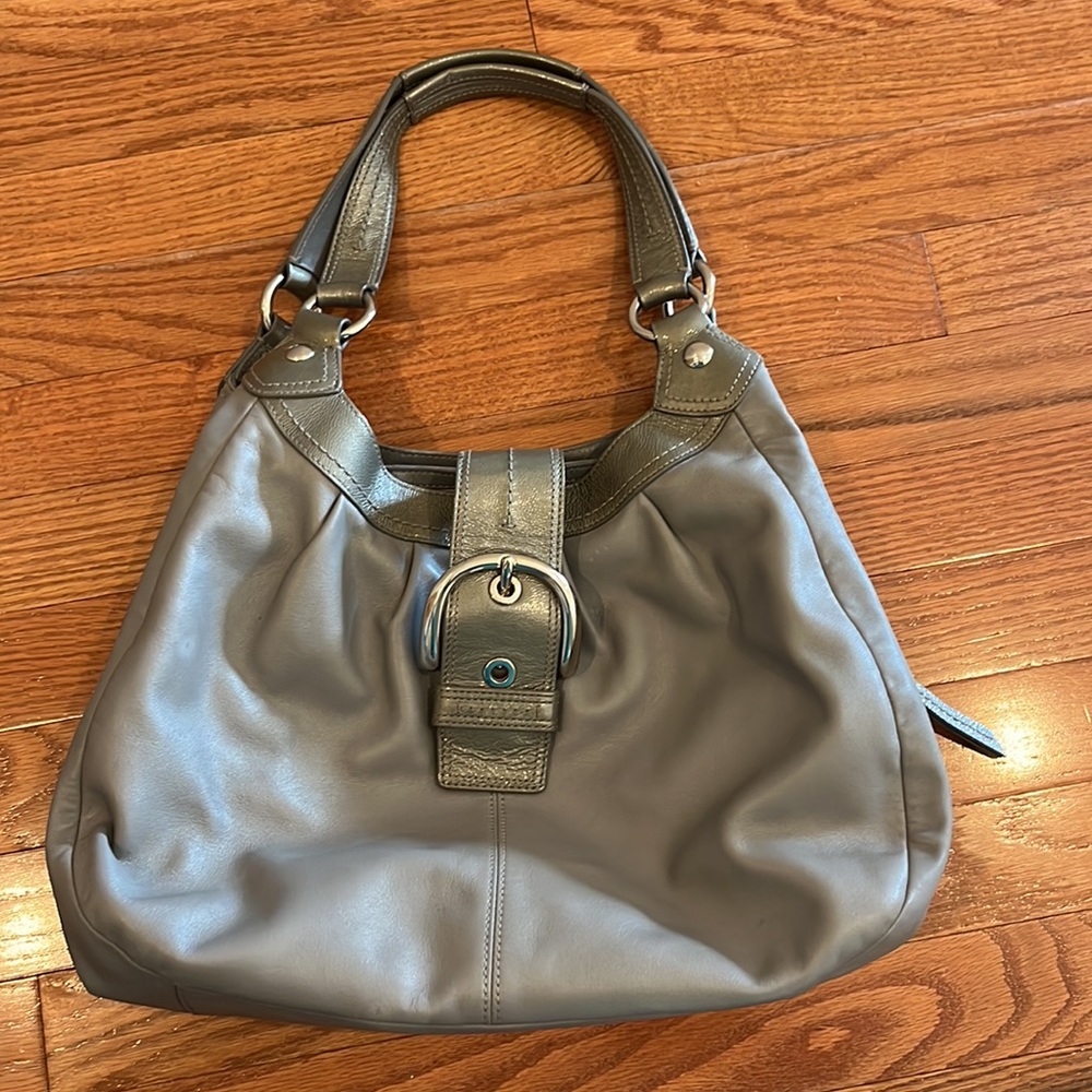 Coach Soho Lynn Hobo. Gray leather. Pink lining.
